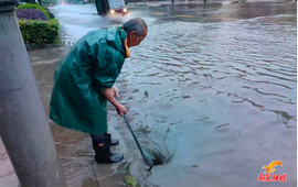 新晃城市管理和综合执法局闻汛而动 全力筑牢防汛抗灾安全屏障