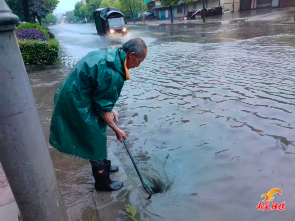 新晃城市管理和综合执法局闻汛而动 全力筑牢防汛抗灾安全屏障