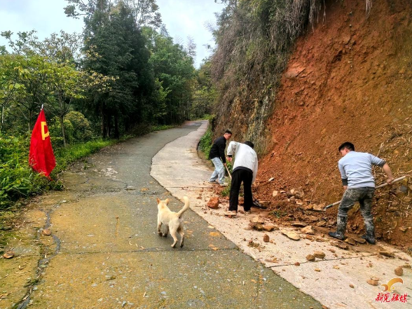 米贝苗族乡：强降雨致山体滑坡 人大代表带头清障保畅通