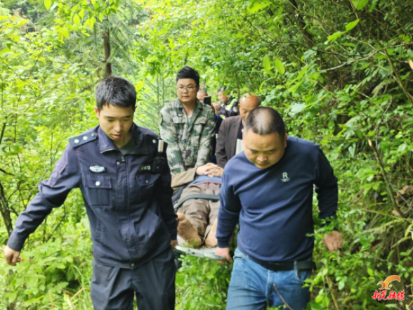 冒雨深山紧急搜救 暖心守护走失老人