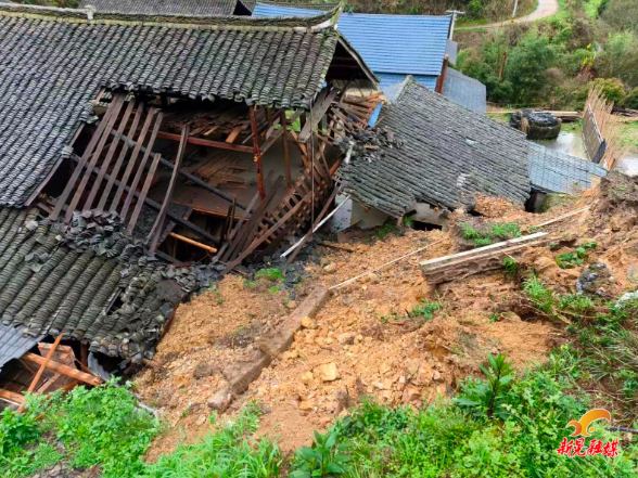 提前转移避险！降溪村一农户屋后发生塌方 未造成人员伤亡
