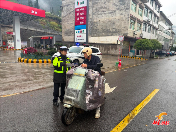 雨中坚守保畅通！新晃公安护航清明假期返程平安