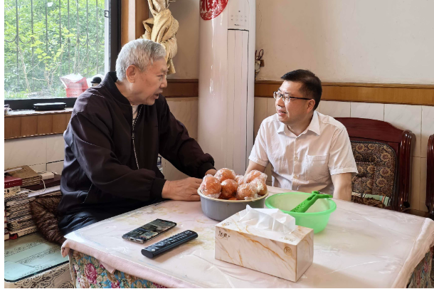 杨凯程走访慰问退休老干部