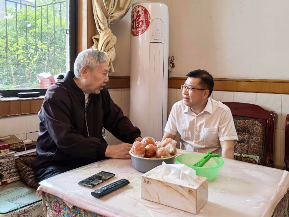 杨凯程走访慰问退休老干部