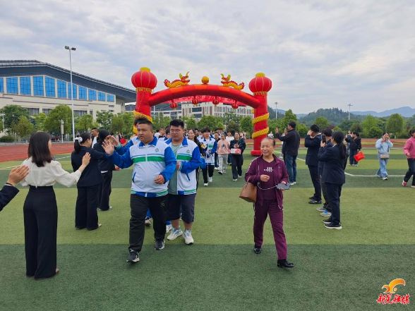 新晃恒雅中学举办2026届高三成人礼活动