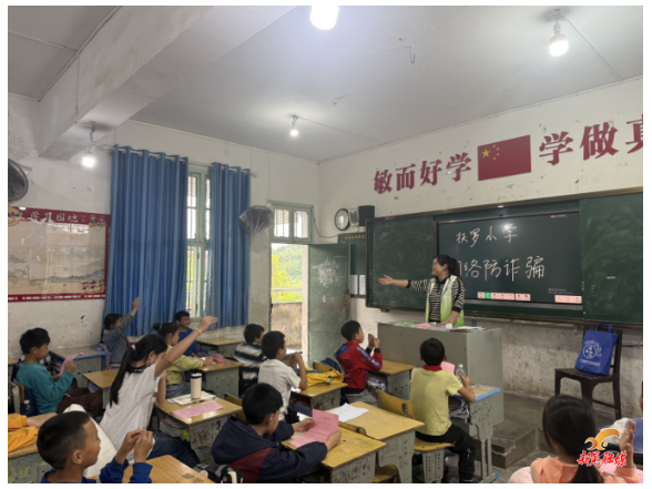 扶罗镇民政站开展“筑牢安全防线 守护健康网络”宣传活动