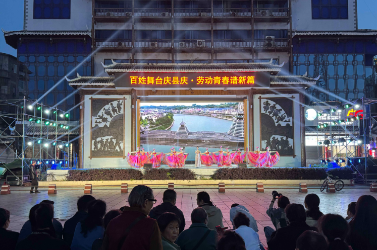 我县举办“庆县庆·百姓大舞台”文艺晚会