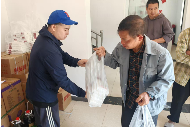 怀化市志愿者协会、县微爱协会到禾滩镇洛溪村开展敬老爱老走访慰问活动