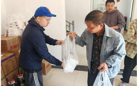 怀化市志愿者协会、县微爱协会到禾滩镇洛溪村开展敬老爱老走访慰问活动