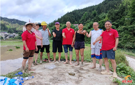 仁德残疾人托养服务中心党员志愿者为困难家庭插秧纾困