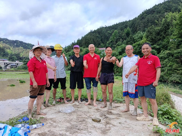 仁德残疾人托养服务中心党员志愿者为困难家庭插秧纾困