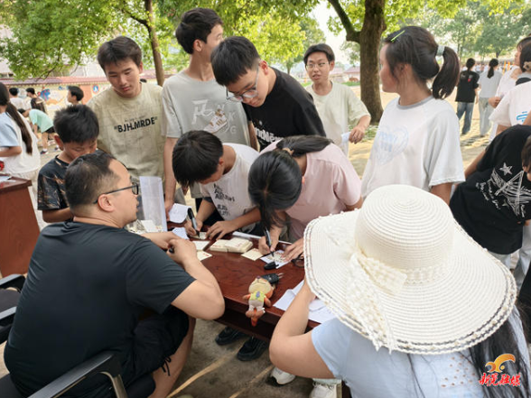 波洲镇中学：趣味游园润心灵 阳光心态伴成长