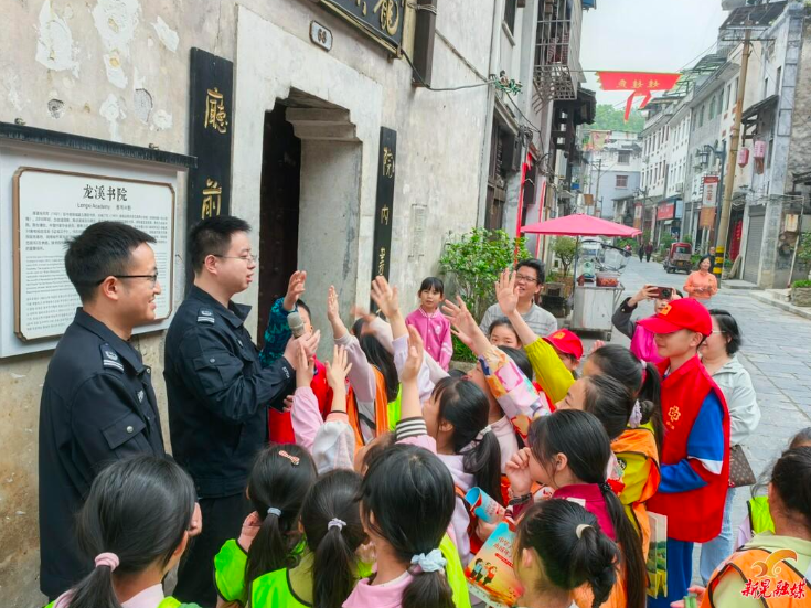 新晃司法局：以书为媒传法治 亲子同行学新知