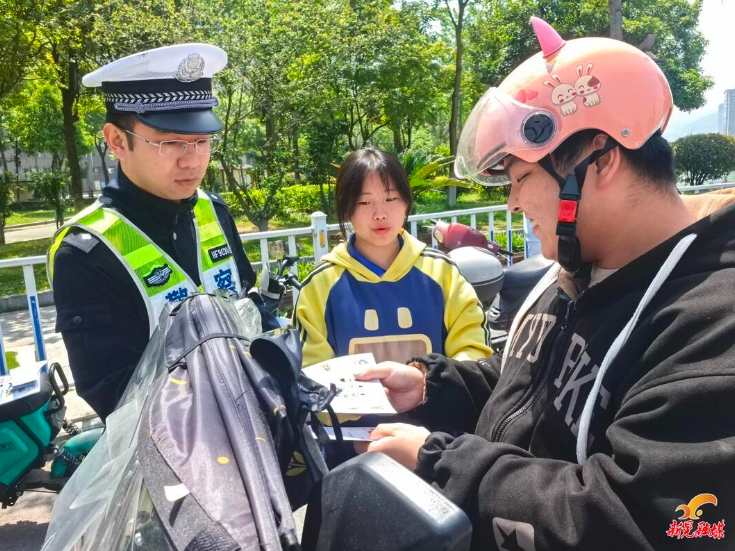 新晃侗族自治县公安局交通管理大队开展节前交通安全宣传活动