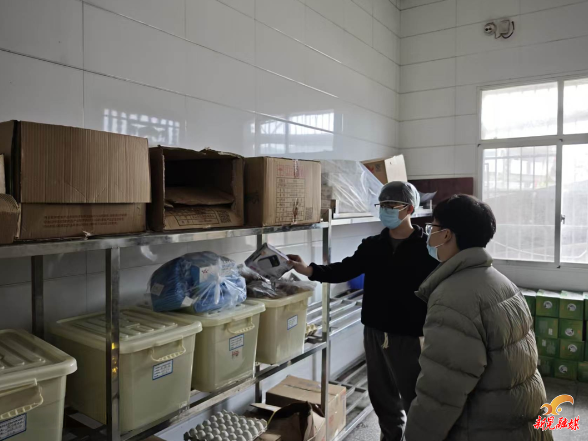 守好校园“菜篮子” 护好成长“盘中餐”——凉伞镇开展校园餐饮安全专项检查行动