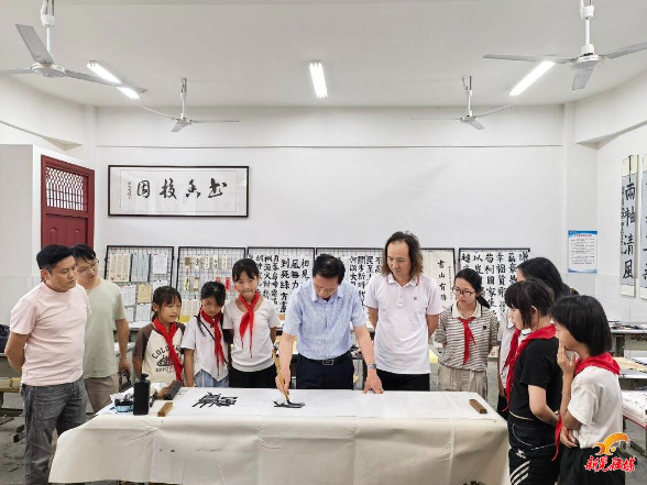 中寨镇中心小学举行“侗乡大书法培训基地”授牌暨书法名家进校园活动