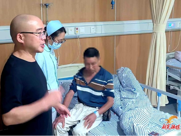 中寨镇：独居老人家中摔倒 驻村工作队紧急送医