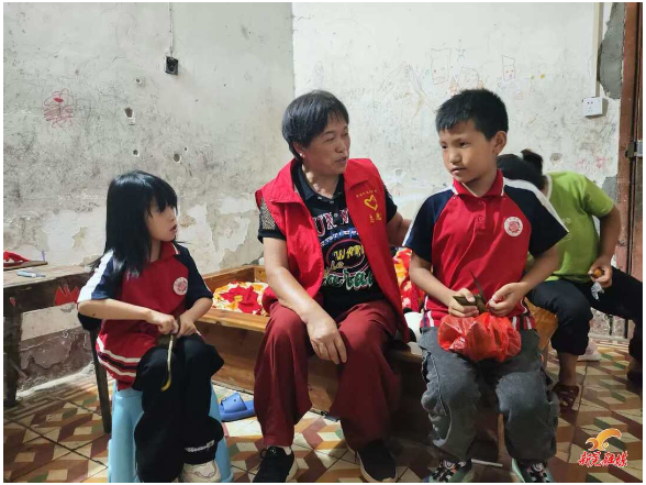 晃州镇桥南社区关工委：端午粽香传暖意 “五老”关怀护童心