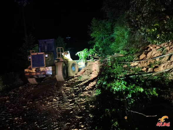让党旗在防汛一线高高飘扬丨新晃公路建设养护中心：雨夜塌方阻通途 连夜抢险保畅通