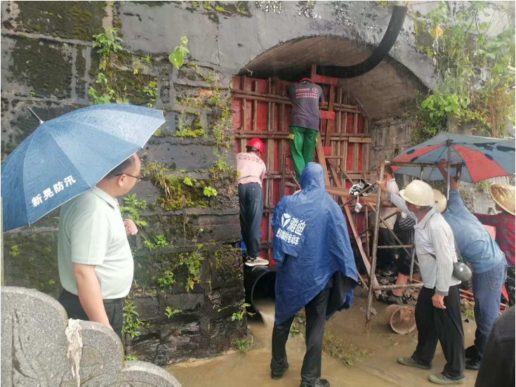 让党旗在防汛一线高高飘扬丨闻“汛”而动向险行 晃州镇干群齐心筑牢防汛安全堤