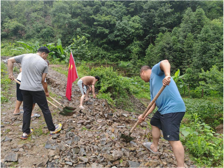 让党旗在防汛一线高高飘扬丨干群同心守防线 波洲镇全力开展山塘险情防汛抢险工作