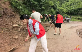 让党旗在防汛一线高高飘扬丨鱼市镇岩山村：党群合力清路障 畅通出行暖民心