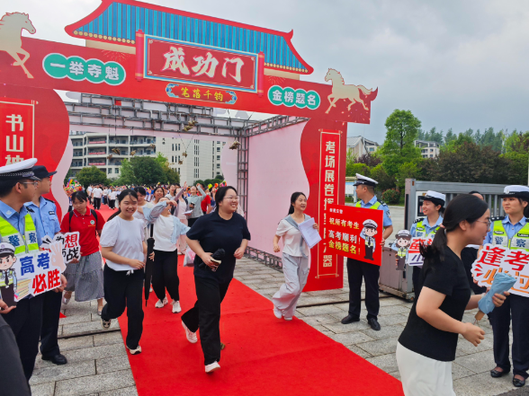 【护航高考】警笛清脆鸣祝福 送考路稳写担当