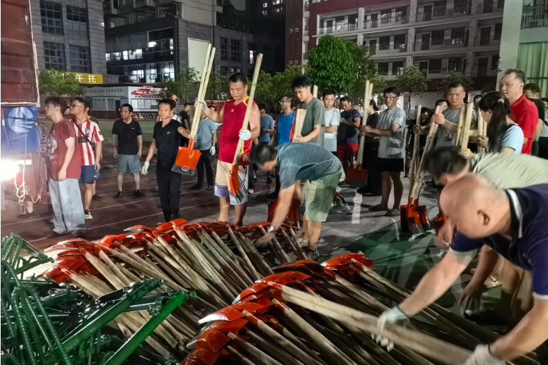 风雨同舟守望相助 新晃救灾物资深夜运抵广西贵港