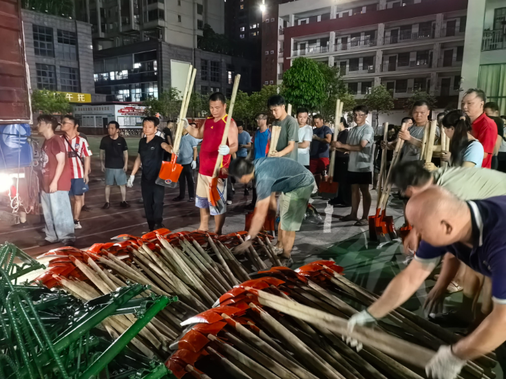 风雨同舟守望相助 新晃救灾物资深夜运抵广西贵港