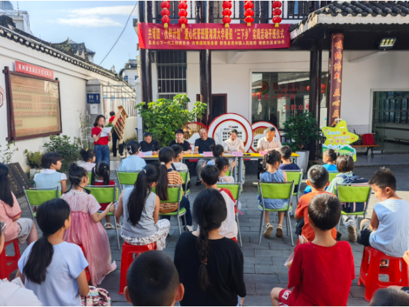 “共青团·伙伴计划”爱心托管班暨湘潭大学暑假“三下乡”实践活动开班仪式在龙溪社区举行
