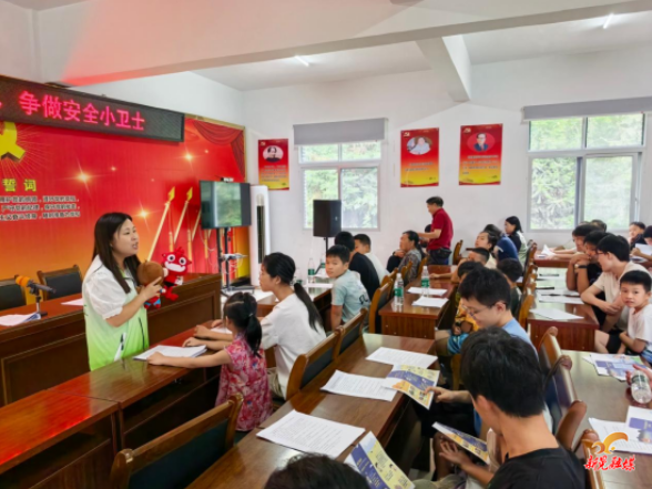 波洲镇多部门联合开展青少年安全教育活动