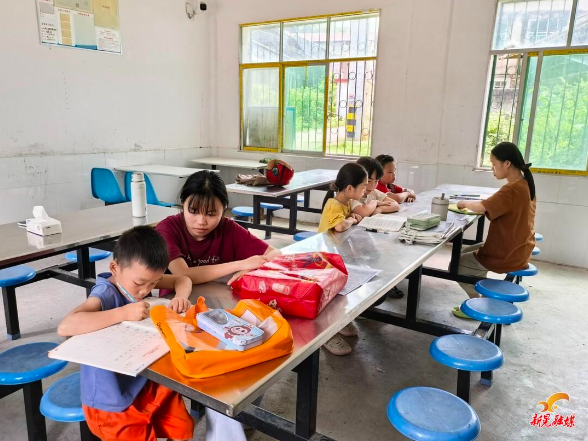 米贝苗族乡团结村：暖心助学护成长 公益课堂亮暑期