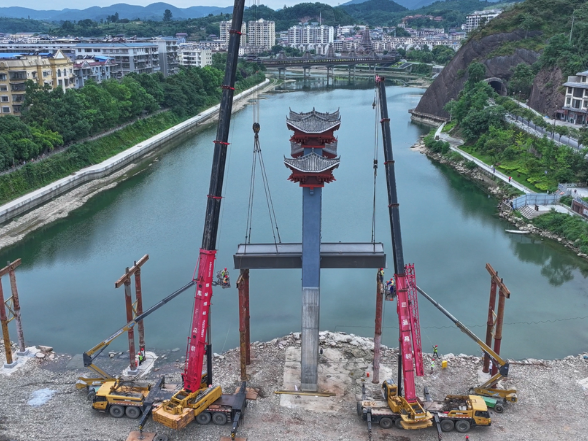 怡民桥人行吊桥恢复重建项目吊装第一节钢箱梁