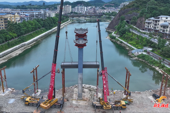 怡民桥人行吊桥恢复重建项目吊装第一节钢箱梁