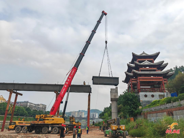 怡民桥人行吊桥恢复重建项目9节钢箱梁全部吊装完成