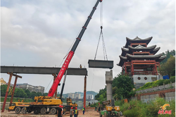 怡民桥人行吊桥恢复重建项目9节钢箱梁全部吊装完成