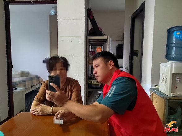 晃州镇桥南社区开展便民代办服务