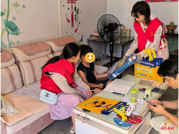 “爱心妈妈”暖心走访 温情守护留守儿童