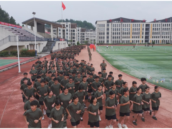 新晃职业中专660名高一新生参加军训