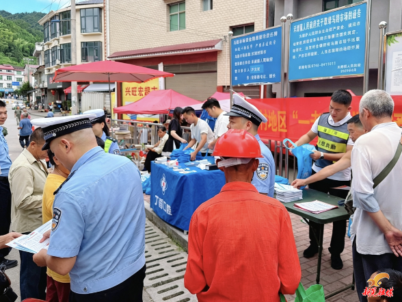 禾滩镇联合新晃公安局交通管理中心开展交通普法宣传活动
