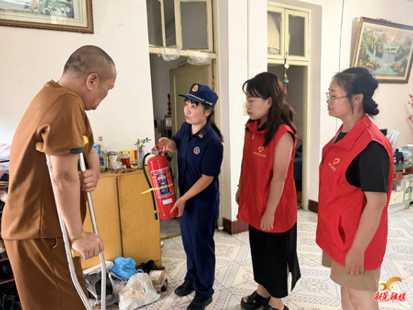 晃州镇太阳坪社区：敲门排查除隐患 暖心守护“一老一小”