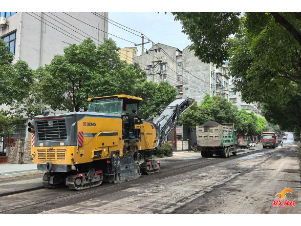 县住建局全面启动城区道路“白改黑”工程
