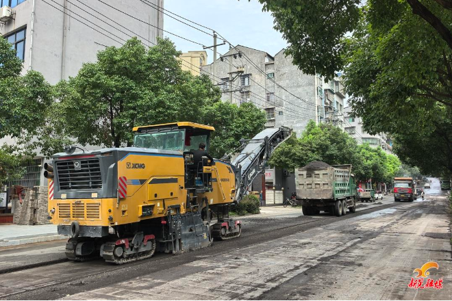 县住建局全面启动城区道路“白改黑”工程