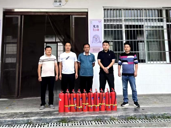 贡溪镇：政企联动护校园 爱心捐赠筑平安