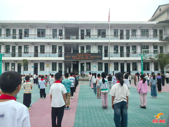 扶罗镇新寨完全小学： 聘任法治副校长 普法护佑成长路