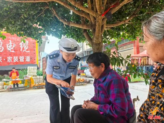 新晃公安局交通管理大队：深入赶集乡镇 走进田间地头 筑牢农村交通安全防线