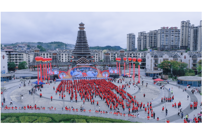 民族团结健步走活力开跑 干群以奋进姿态喜迎县庆