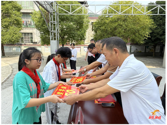 波洲镇中心小学：爱心助学暖校园 榜样筑梦向未来