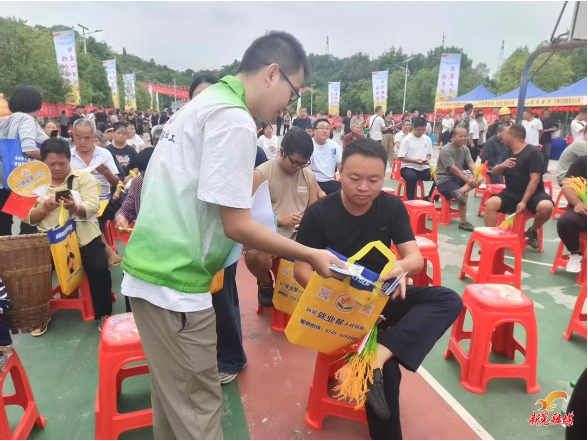 鱼市镇：丰收盛会聚乡邻 流动禁毒护平安