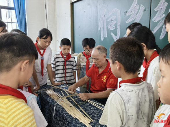 扶罗镇关工委“五老”走进李树完全小学开展侗族编织技艺教学活动
